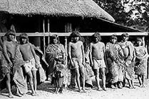 Pedro, Henri, Piskouna, su hija, El Capitán, Antonio (El Feroz), Catherine y su hijo, Lisa, Pequeña Madre y niños, en el zoo de París Foto : Gustave Le Bon, septiembre 1881 (Colección Société de Geographie de París)